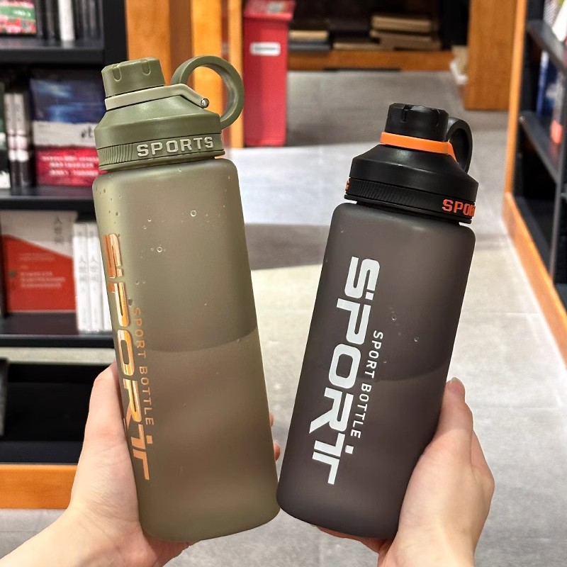 The new frosted plastic water cup has a high appearance level in summer. It is a portable cup with scales and is a niche cup for male and female students full figure