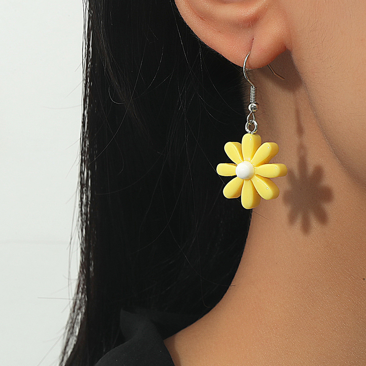 Korean style elegant resin Daisy earrings 2023 new summer fashion Internet celebrity flower stud earrings women's accessories full figure