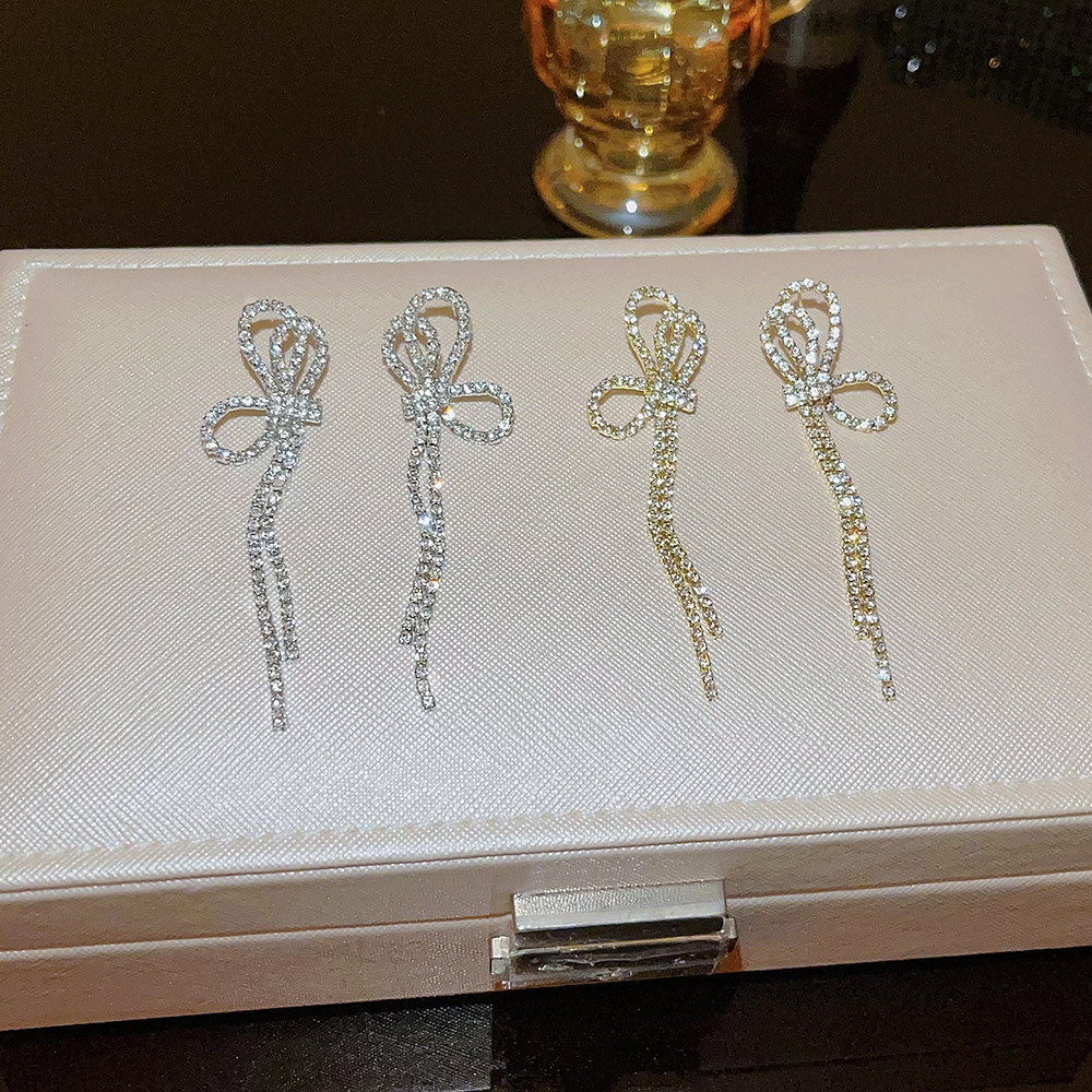 The new Korean-style bow tassel earrings exude a sense of light luxury and sophistication. They are versatile earrings and accessories with a cool and feminine touch Specification drawing