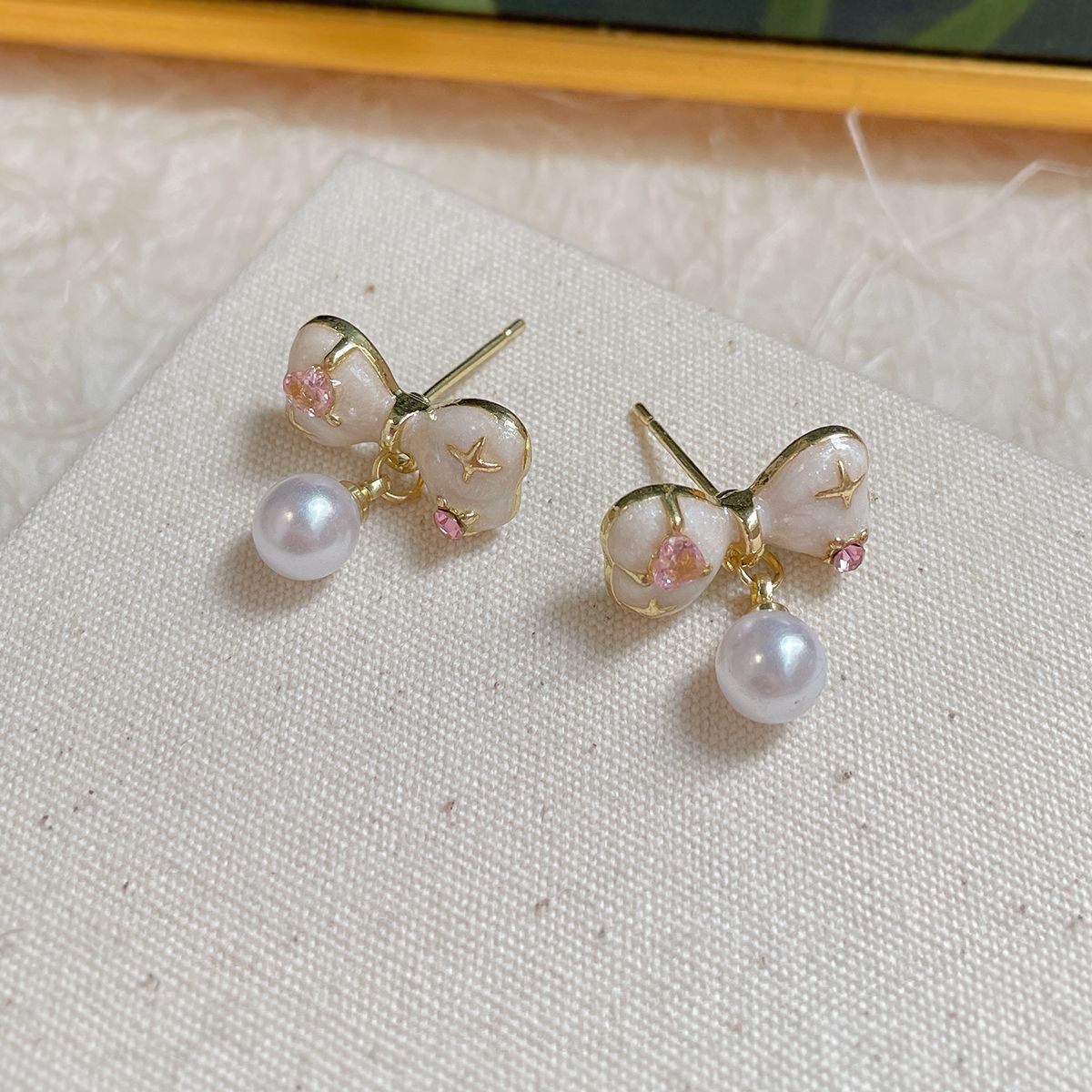 Korean style unique pink zircon oil drip bow earrings, women's silver needle pearl tassel pendant, versatile and sweet earrings Application Scenario