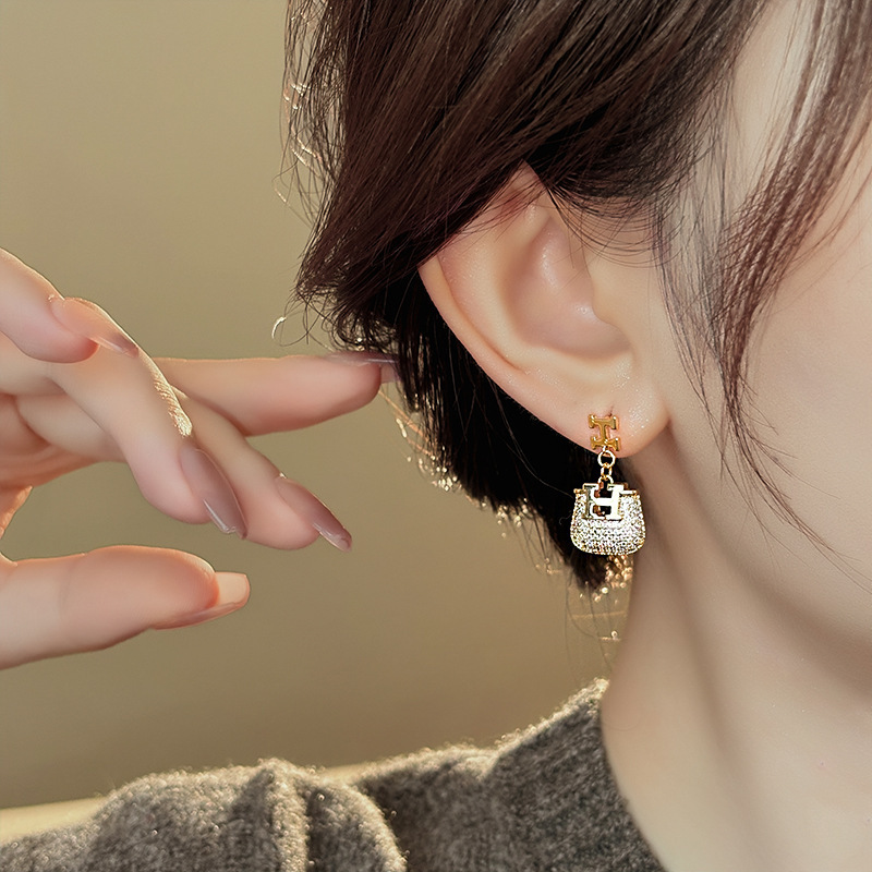 Autumn and winter French retro light luxury pearl earrings, 2024 new bestsellers, stud earrings, women's high-end and elegant earrings and pendants details Picture