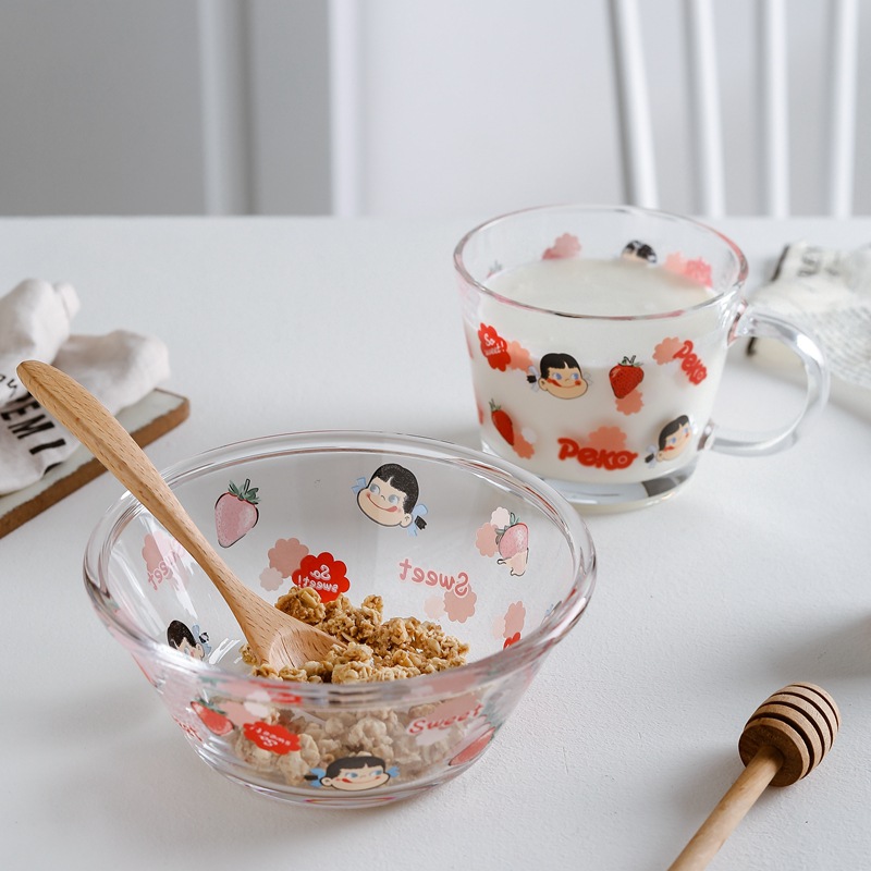 Japanese and Korean ins-style girlish pink strawberry girl oatmeal breakfast cup, cute cartoon student glass cup, milk cup Application Scenario