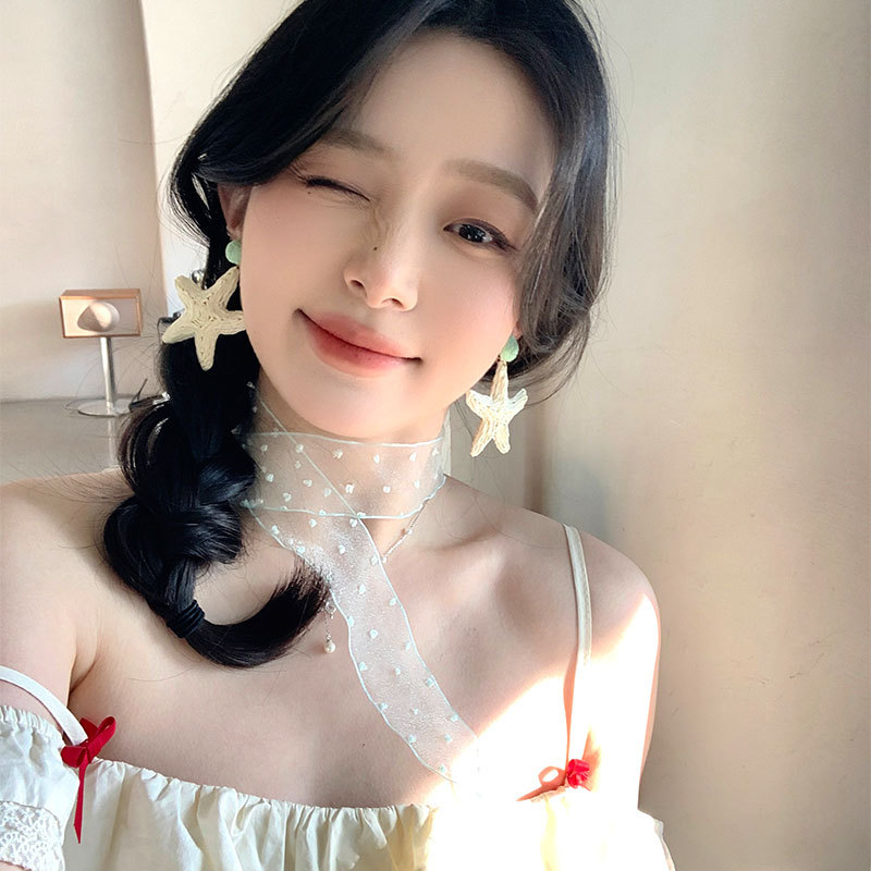 Xihai Island Seaside vacation style straw-woven sunflower earrings, unique and elegant slimming earrings, women's exaggerated stud earrings Specification drawing