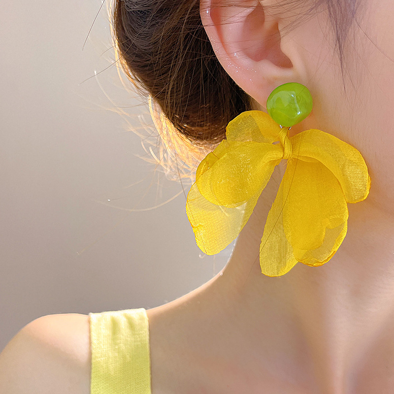 Yellow-toned gentle and elegant earrings for women, 2025 new style, high-end, niche and versatile stud earrings, trendy design style earrings Specification drawing