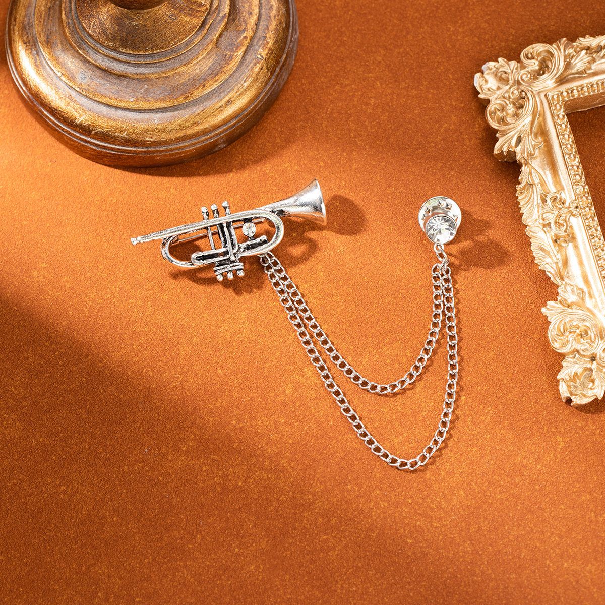 European and American retro Shax high-end men's suit brooch, simple metal instrument suit, high-end sense brooch accessory Application Scenario