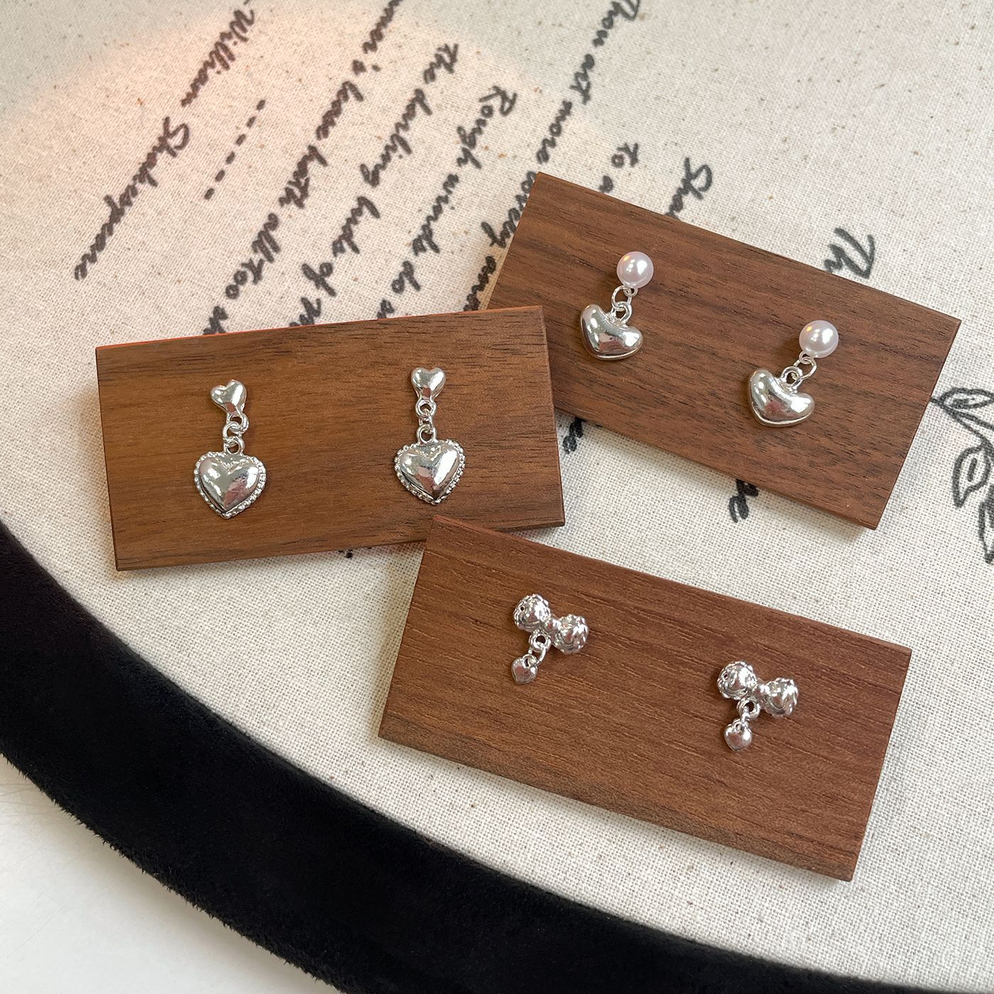 Sweet bow, simple and exquisite heart-shaped pendant earrings, women's silver needle, elegant and versatile, daily student small stud earrings Application Scenario