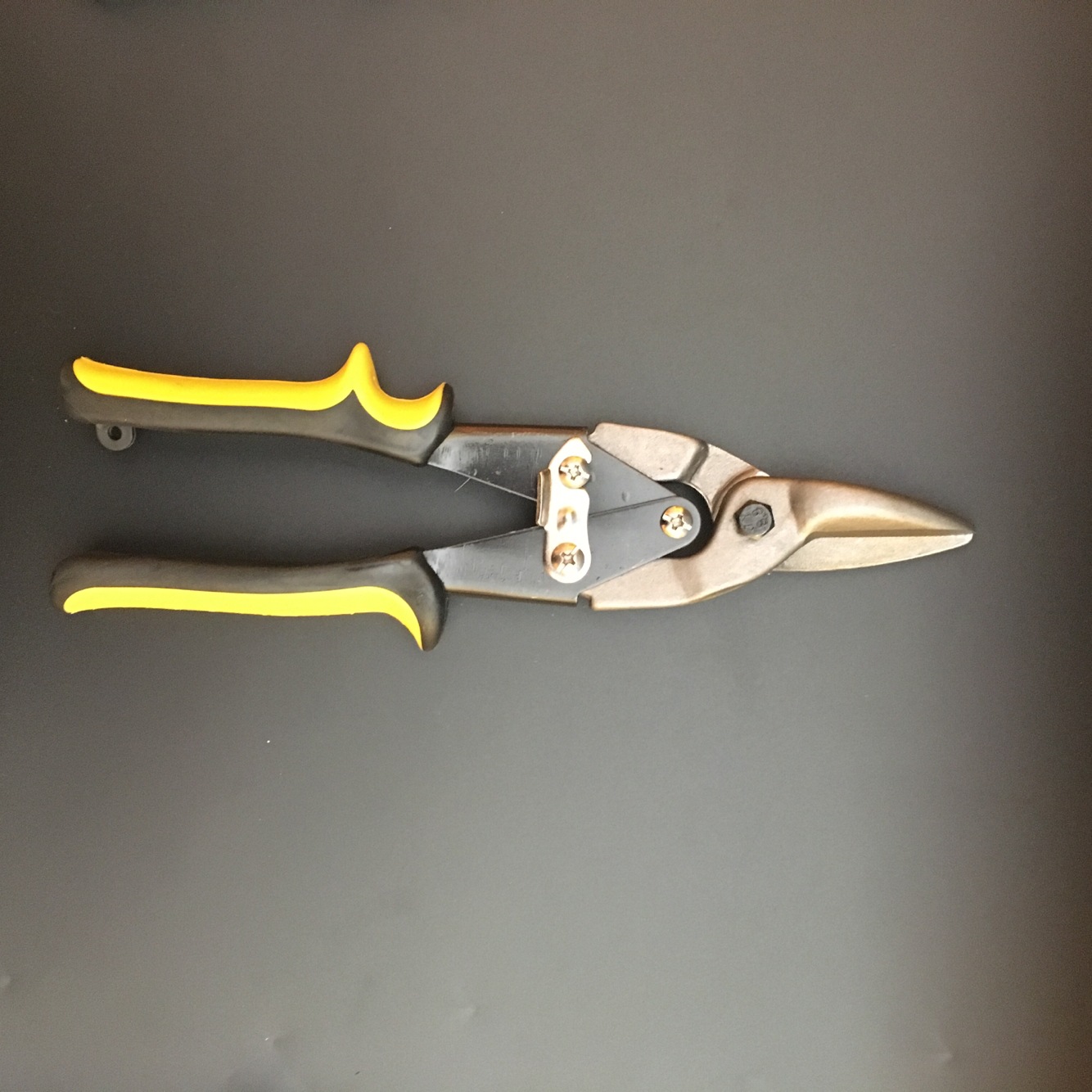 Direct sales from the manufacturer of aviation scissors, two-color iron shears, quality guaranteed, high-quality and exquisite products Application Scenario