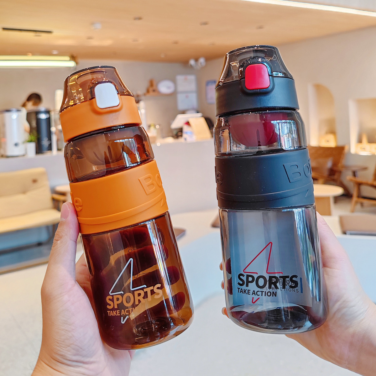 The sports plastic cup is simple and convenient for fitness. You can carry a graduated water cup to make tea. It is a fashionable fitness cup with a pop-up lid for direct drinking and a filter full figure