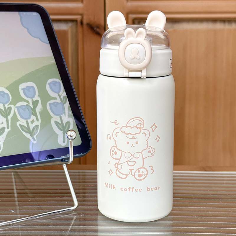 This thermos cup is a popular food-grade bestseller for students, featuring a high level of appearance, a portable ins style with a straw full figure