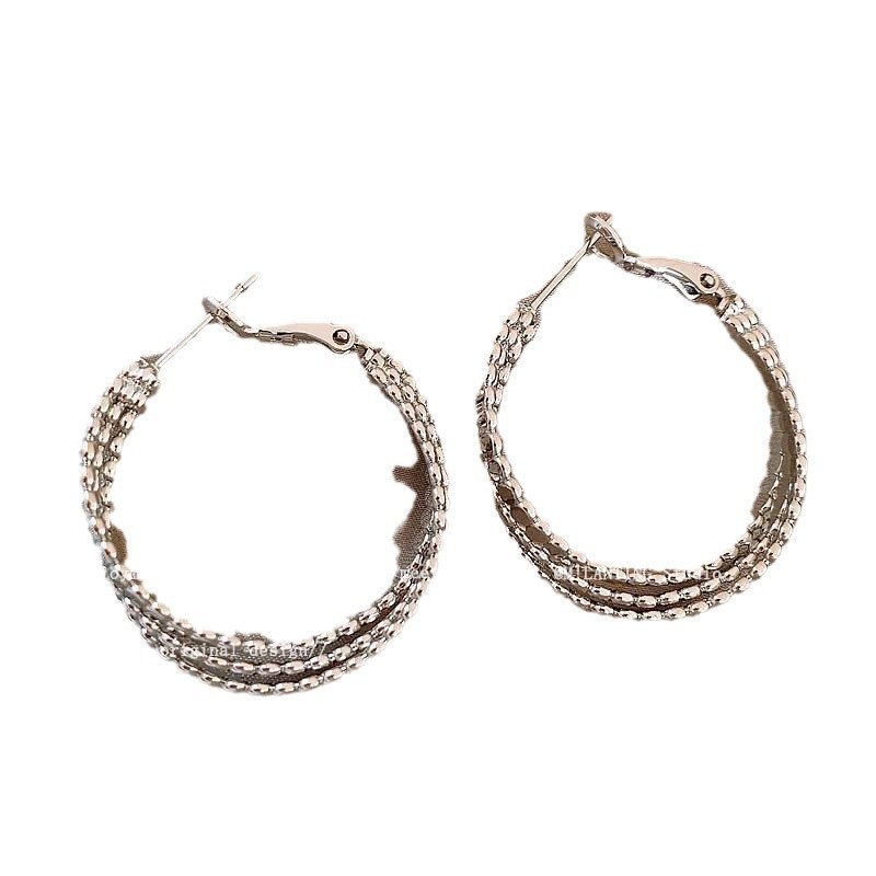 The high-end silver cold style earring earrings exude a simple and elegant feminine charm. The simple and plain hoop earrings are the best-selling earrings of 2024 Item Picture