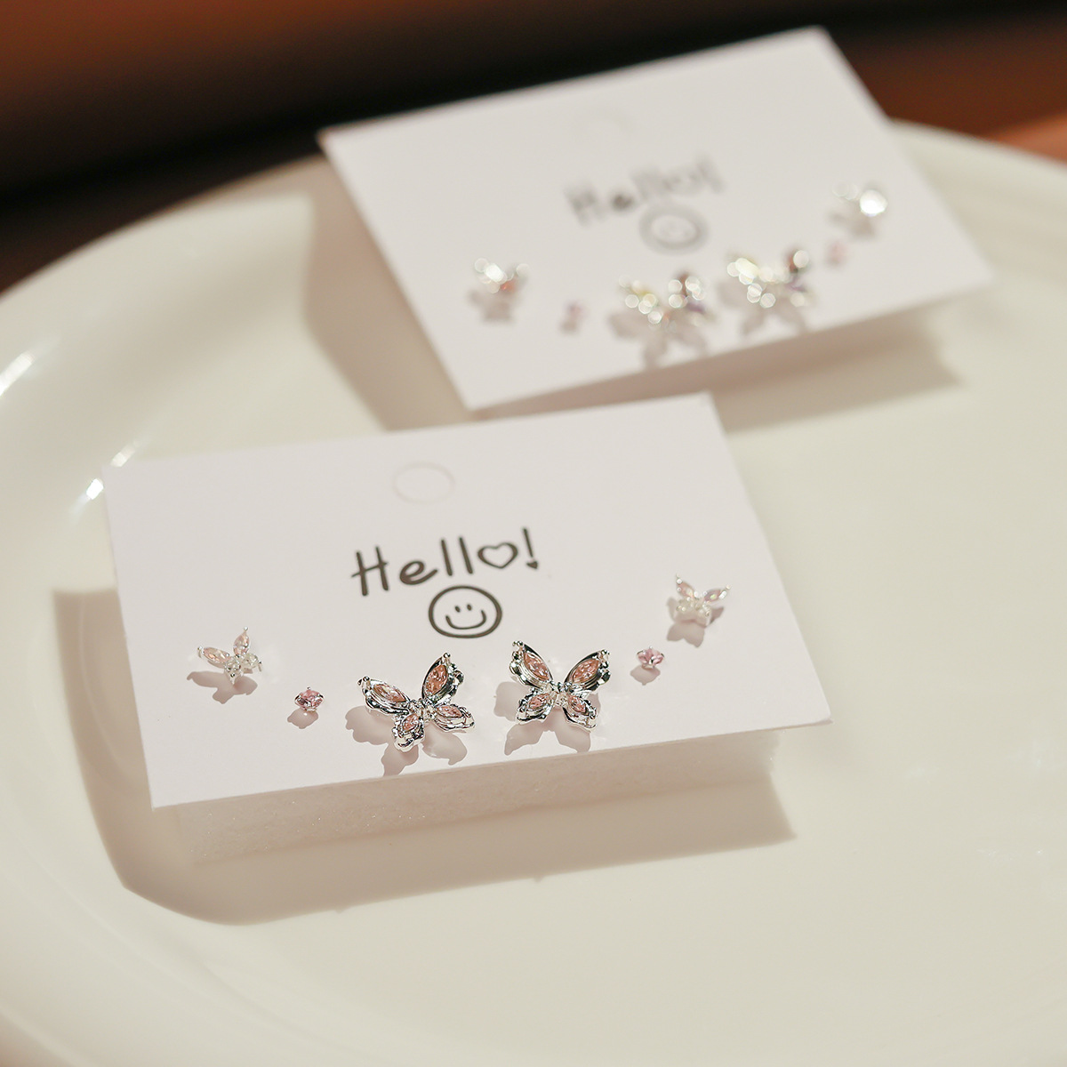 The 2024 new butterfly stud earrings feature a high-end and cold design, exuding a simple and elegant style for trendy women. They are alloy light luxury earrings Specification drawing