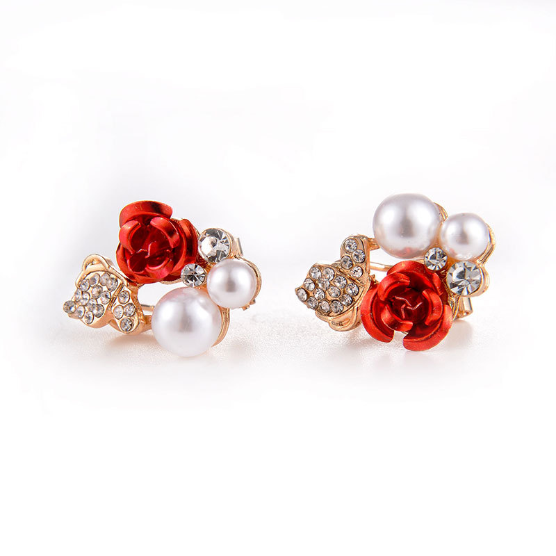 European and American ear clips are selling well across borders. They are elegant, exquisite and fashionable, with water diamonds, pearls, roses, butterflies, bridal ear buckles and stud earrings Application Scenario