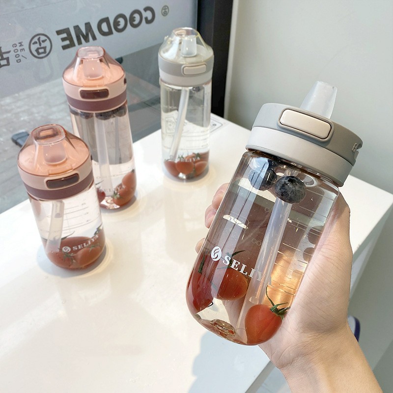The Celiya water cup is suitable for adults and pregnant women. It features a simple outdoor sports rope, straw, high-temperature resistant plastic cup and is sealed full figure