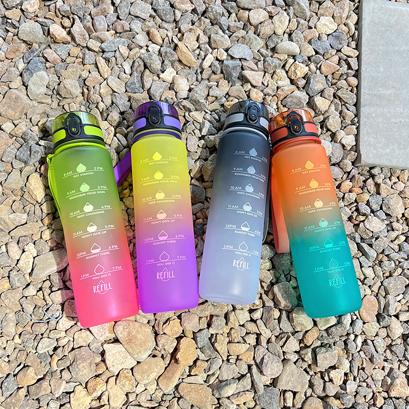 Large-capacity high-end sports outdoor water cups, men's and women's bouncing LIDS, portable plastic cups with gradient lock buckles as gifts Application Scenario