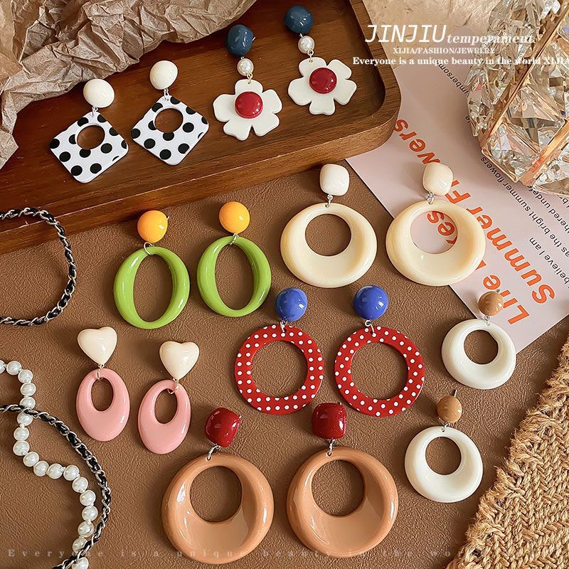 Retro Hong Kong-style playful girl stud earrings, exaggerated polka dot large round earrings, eye-catching and stylish contrasting color earrings, versatile for girls full figure