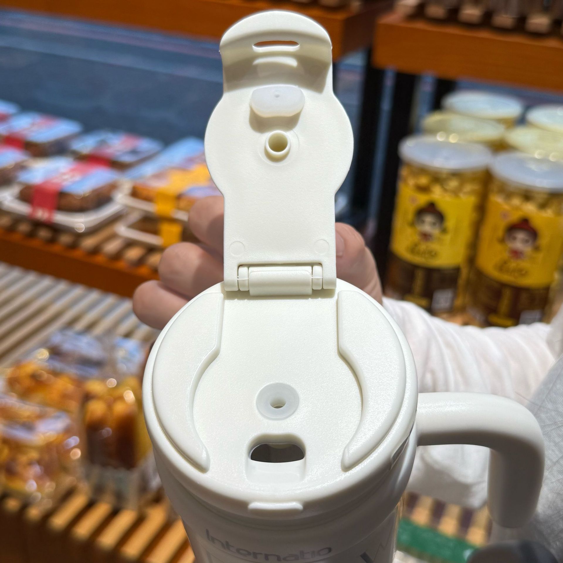 Colorful insulated cup, large-capacity, popular student coffee cup, simple and elegant office straw water cup with handle Application Scenario