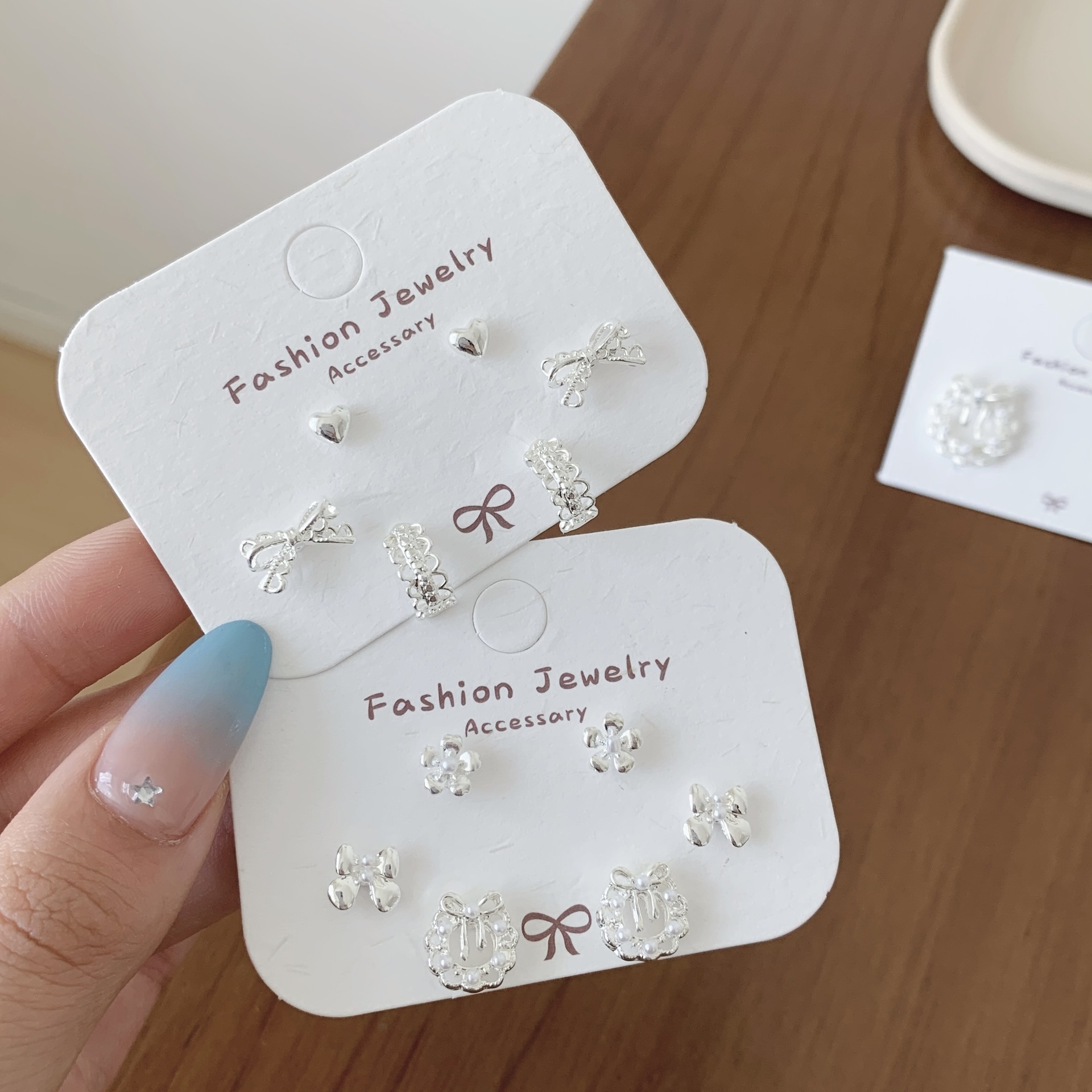 A three-piece set of Korean-style plain silver lace bow garland earrings with silver needles, featuring a fresh, niche and light luxury design full figure