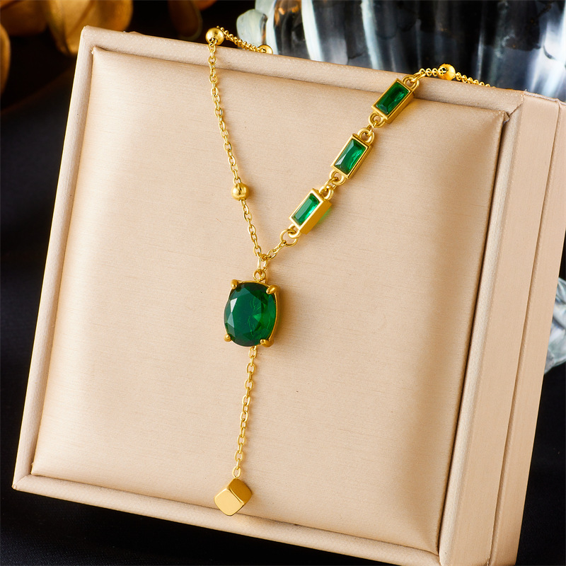 A fashionable, high-end, retro style diamond-encrusted square cut glass rhinestone pendant chain tassel titanium steel necklace full figure
