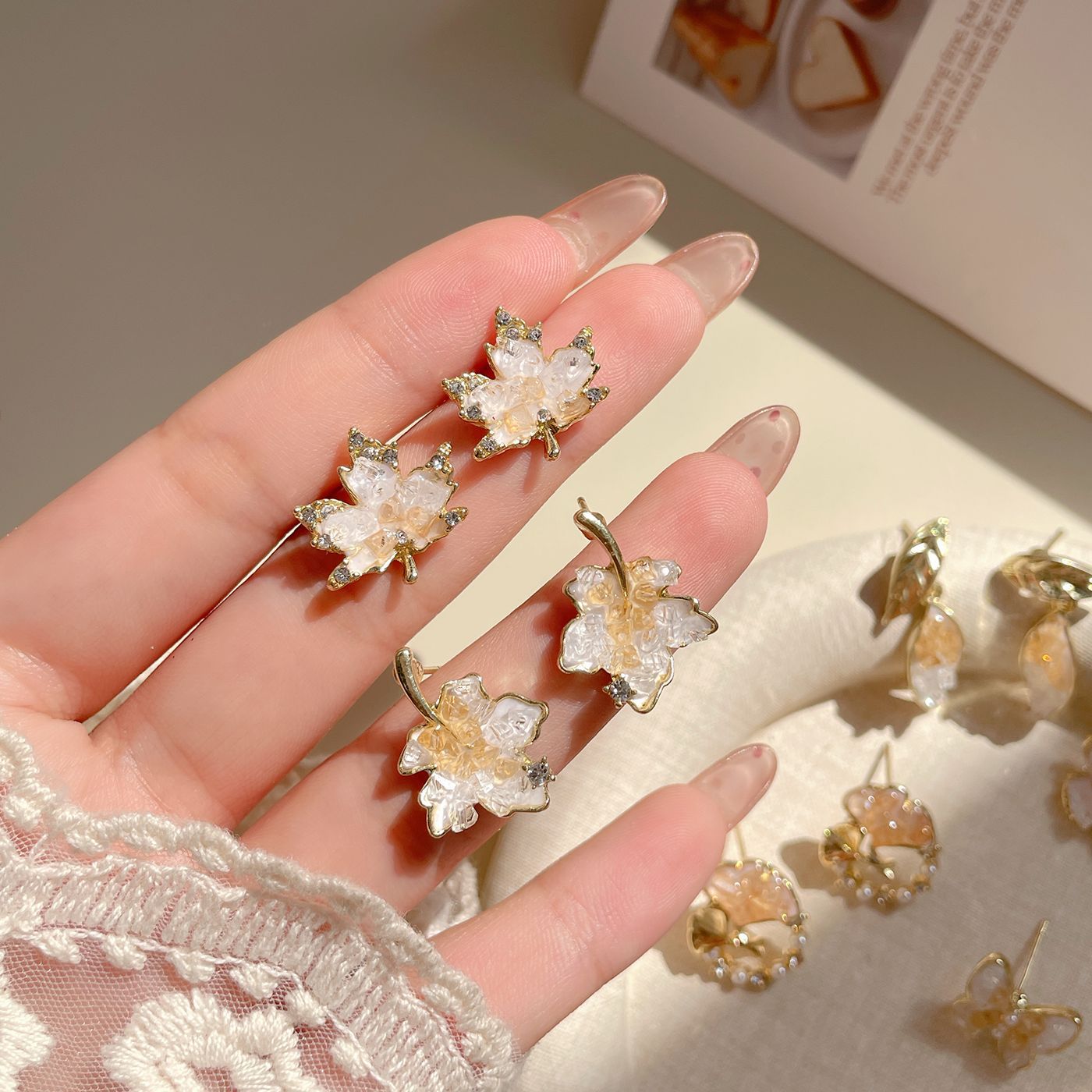 Autumn and winter light luxury maple leaf crystal earrings, women's silver needle, exquisite and niche design sense, gradient brown, elegant and fashionable earrings Application Scenario