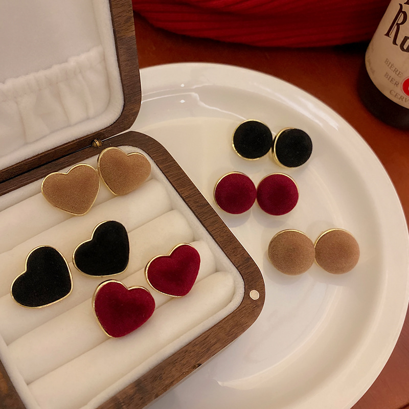 S925 Silver Needle Autumn/Winter Collection: Simple heart-shaped flocked earrings, light luxury geometric ball-shaped heart-shaped stud earrings, best-selling earrings Application Scenario
