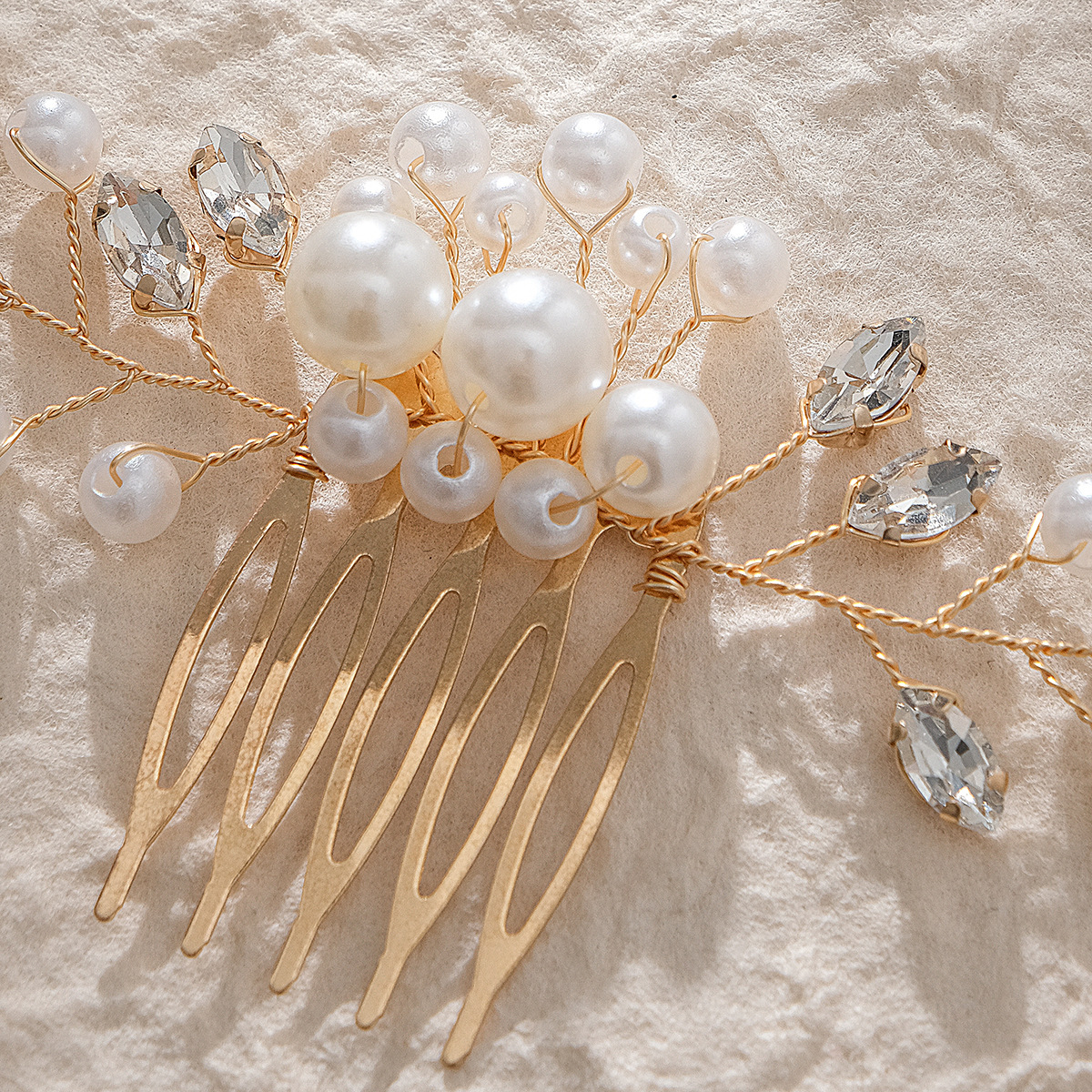 Korean-style exquisite updo hair accessories, simple pearl headwear for the bride's wedding, five-toothed water diamond insert comb, handcrafted beaded hair comb details Picture