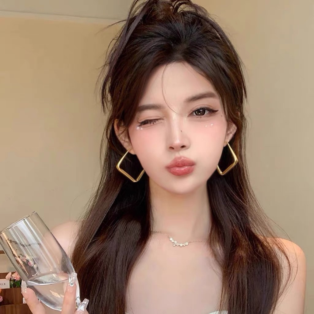 Gold earrings for women, 2024 new bestseller, retro Hong Kong style, high-end and elegant, niche design metal earrings Application Scenario