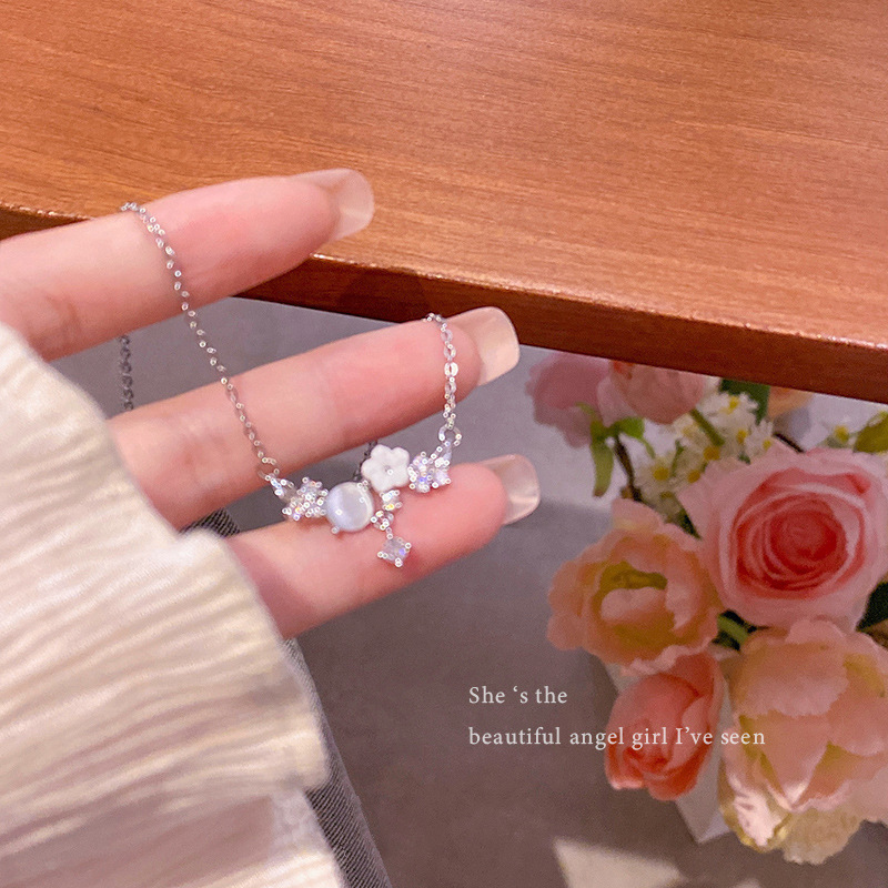 The new pearl necklace for autumn and winter is a versatile and elegant style for women, featuring a chanel-style sweater chain and a high-end collarbone chain accessory details Picture