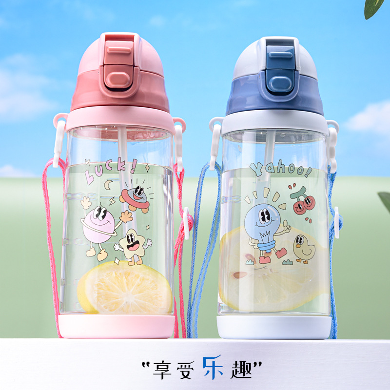 Children's water cups, portable plastic straw cups with straps for boys and girls to go to school in summer, and direct drinking water bottles for primary school students full figure