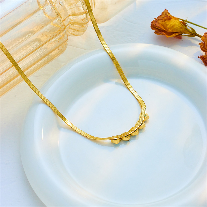 A simple and versatile green diamond-encrusted heart-shaped snake bone chain necklace with a unique retro design from Europe and America details Picture