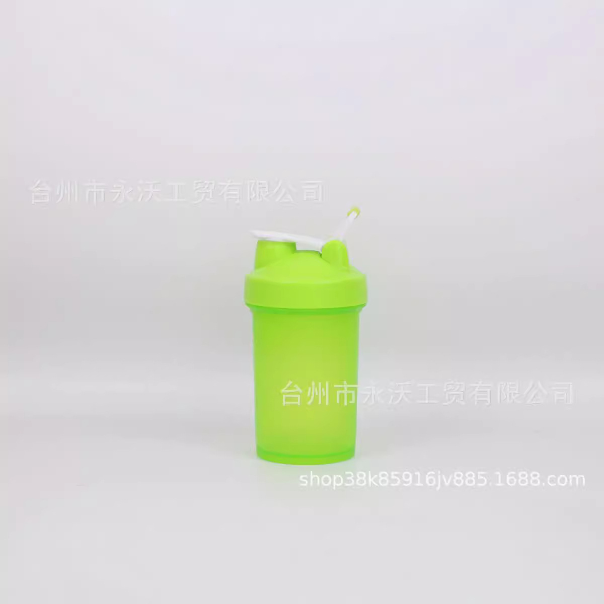 Hand-held 450ml single-layer shaker cup, sports and fitness protein powder milkshake cup, printed LOGO advertising gift water cup Application Scenario