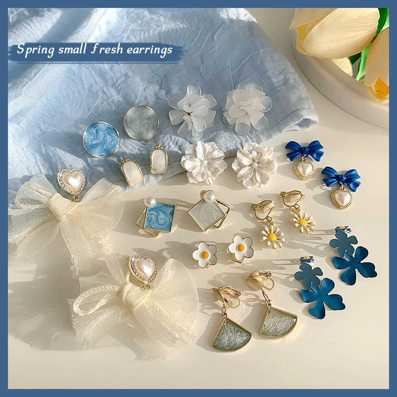 Simple blue flower stud earrings for women, high-end white heart-shaped earrings for women, new style and versatile earrings for 2025 full figure