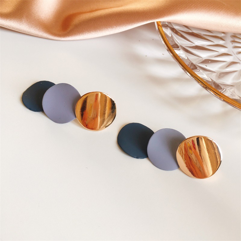 Korean retro, fashionable and unique alloy round plate matte splicing color-blocking stud earrings and earrings that can slim the face Application Scenario