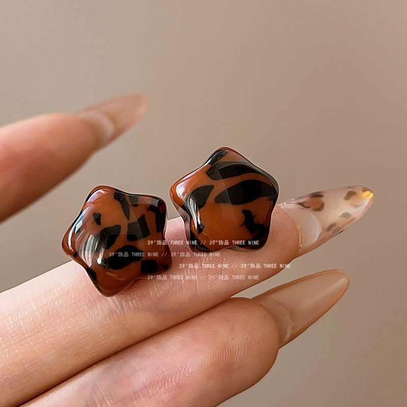 Maillard retro leopard print stud earrings for women, 2024 new bestsellers, light luxury and high-end style earrings, ear clips, and earrings without ear holes Specification drawing