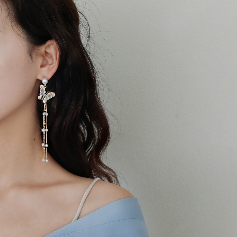 Exaggerated and elegant earrings, fashionable tassel pearl butterfly earrings, summer high-end long exquisite earrings for women wholesale Application Scenario