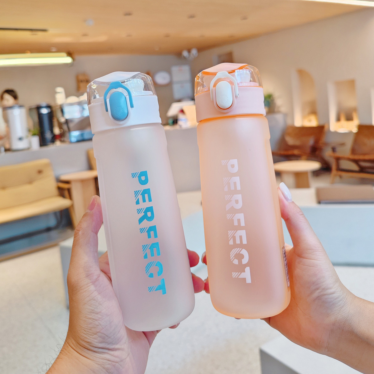Simple and sporty water cup with English anti-drop one-button pop-up lid, plastic cup for making tea and drinking directly, summer portable space cup wholesale full figure