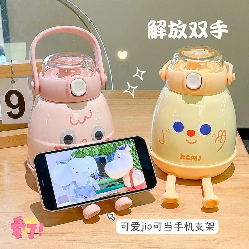 Wholesale of cute big-belted insulated cups, large-capacity cartoon children's water bottles, portable slanted stainless steel straw cups for gifting Application Scenario