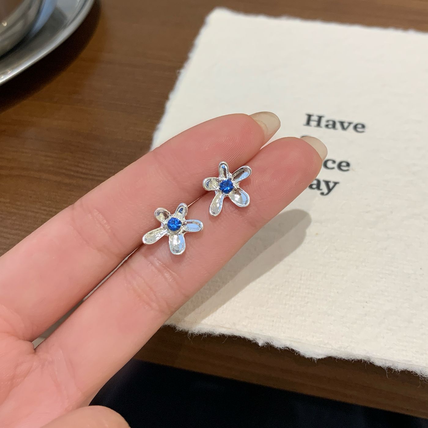Cold and clear sea blue diamond five-petal flower ear studs, women's silver needles, small and irregular ins style, forest-themed, super ethereal and exquisite earrings full figure