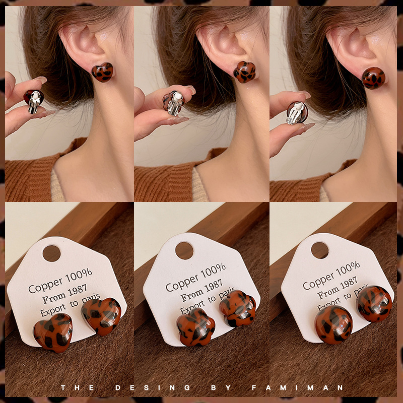 The retro Maillard leopard print stud earrings for autumn and winter exude a sense of sophistication and simplicity. They are a versatile ear accessory for women in 2024 full figure