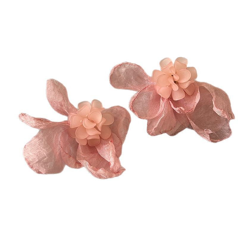 Pink chiffon petal super fairy-like stud earrings create a sweet and charming atmosphere that accentuates the face. Small earrings with a forest-style vacation vibe and high-end quality Item Picture