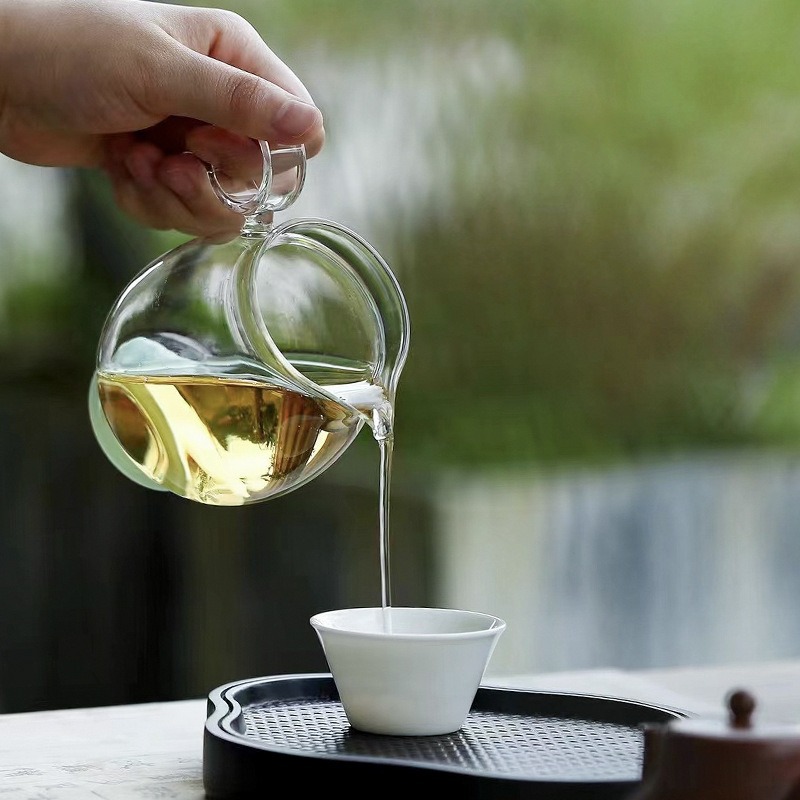 Japanese-style creative fair cup, thickened glass tea dispenser, high-end tea cup with side handle, single tea tray, high appearance level details Picture