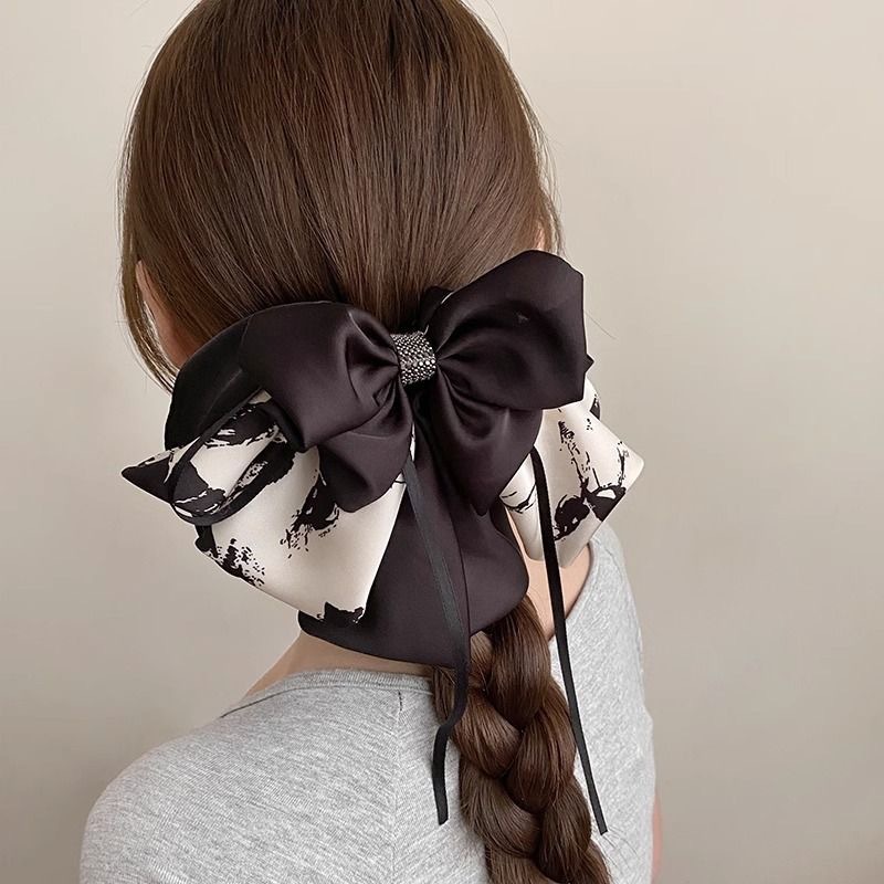 The trendy big bow ponytail clip exudes a high-end look. The ink-wash printed ribbon clip at the back of the head is a stylish hairpin details Picture