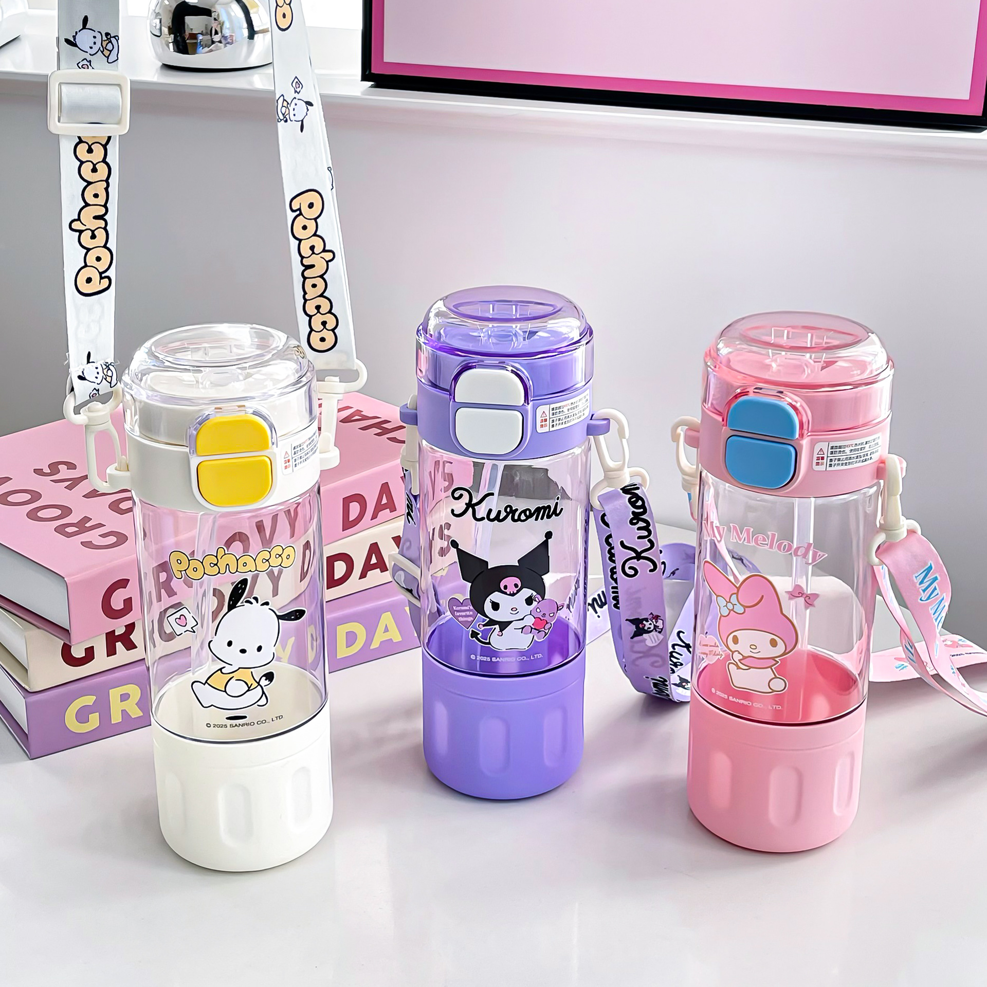 Sanrio Family series double-drinking plastic cups are convenient to carry. The silicone spout double-drinking design comes with a cup rope full figure