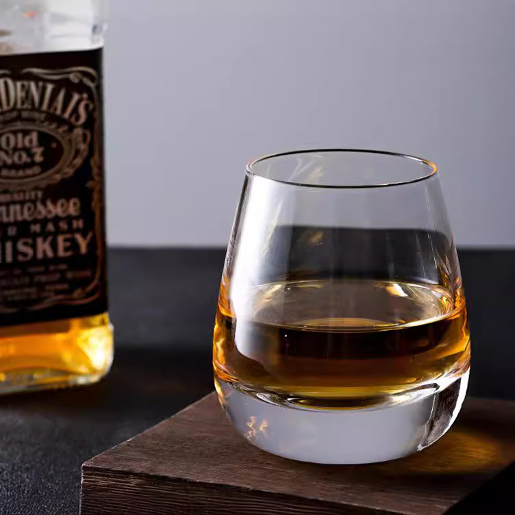 European-style thick-bottomed crystal glass short drink whisky glass, foreign wine glass, handcrafted thick-bottomed crystal glass spirits Application Scenario