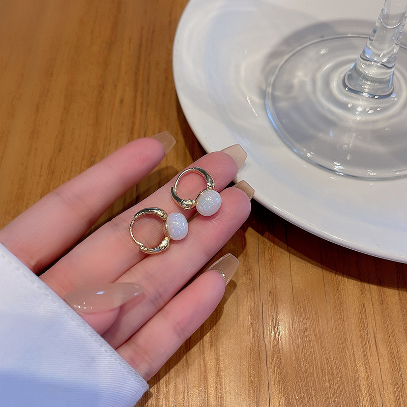 S925 Silver Needle Korean new simple pearl earrings for women, a high-end design with a unique style and versatile stud earrings full figure