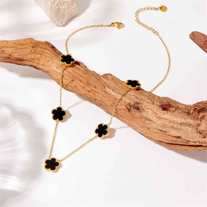 Korean-style fashionable, simple and versatile daily two-color black and white flower gold-plated stainless steel chain jewelry necklace details Picture