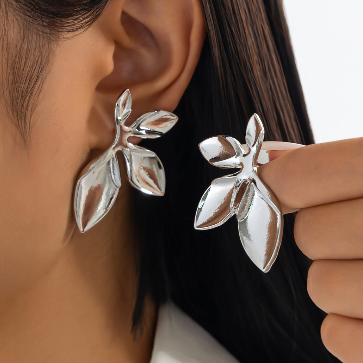 Fashionable floral style stud Earrings, European and American cross-border niche smooth leaf versatile earrings, simple Earrings full figure
