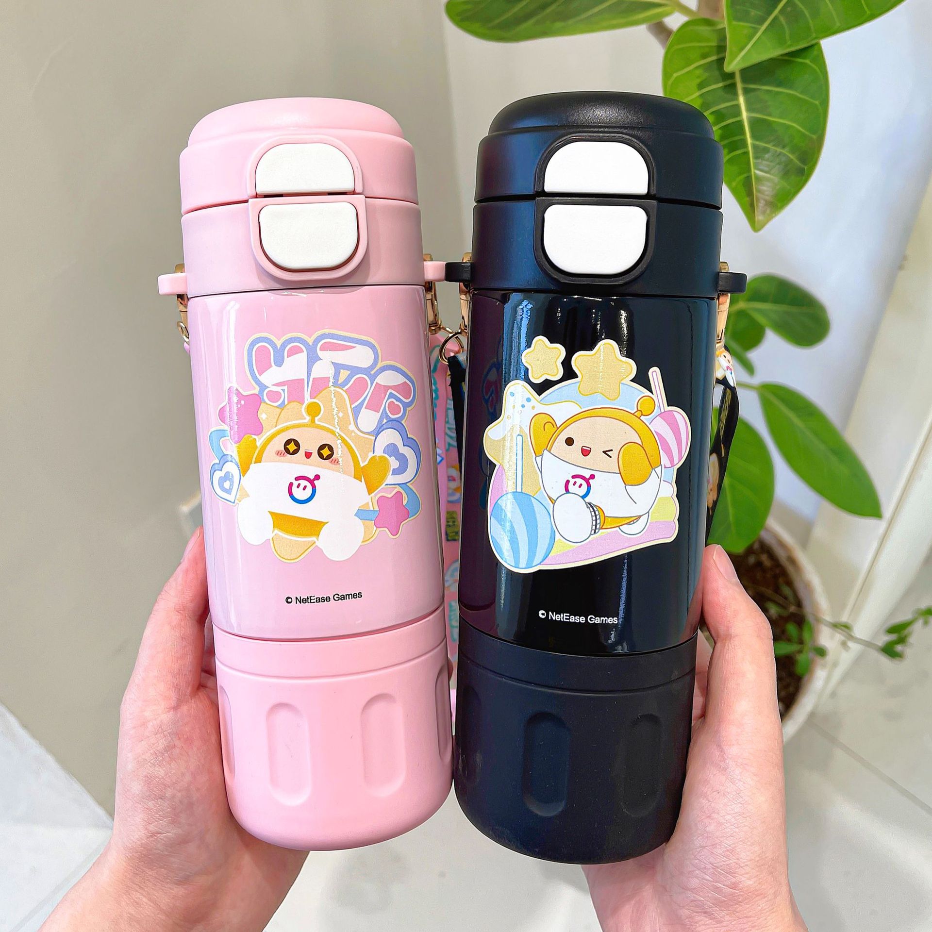 Cute Egg Boy party cup dual-purpose thermos, convenient to carry. Cute straw adjustable shoulder strap drinking cup full figure