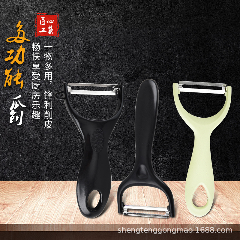 A variety of sharp stainless steel peelers for the kitchen, including melon peelers, fruit peelers, potato peelers and kitchenware full figure