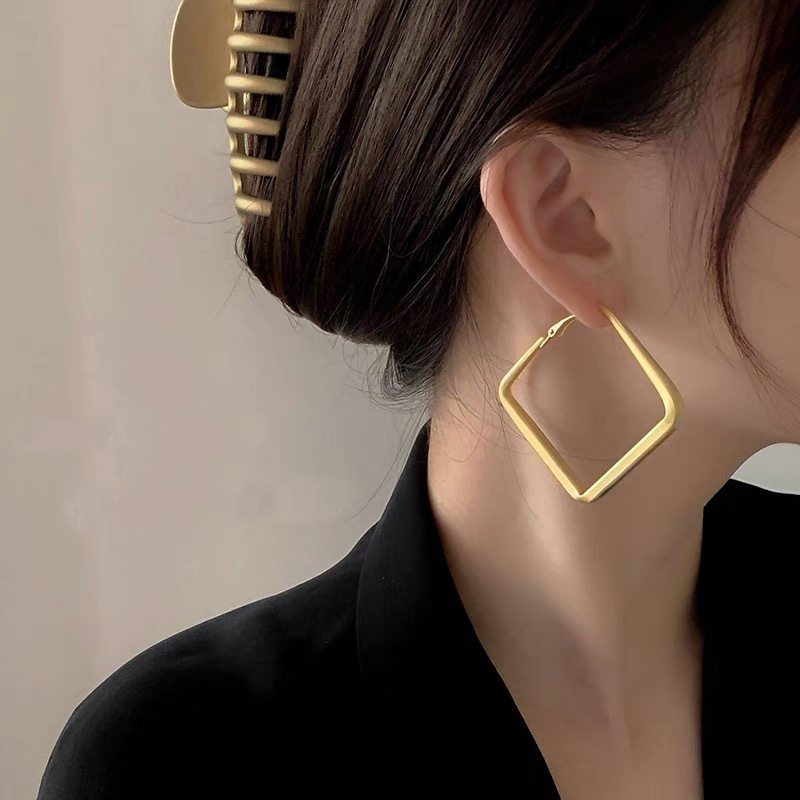 High-end metal earrings for women, a new bestseller in 2025, with a niche design sense and a light luxury circular style Specification drawing
