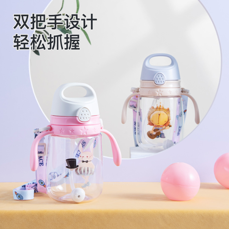 Yinqian leak-proof children's water bottle, kindergarten shoulder strap, double handle, dual-purpose straw, graduated cup, cartoon, unbreakable from drops details Picture